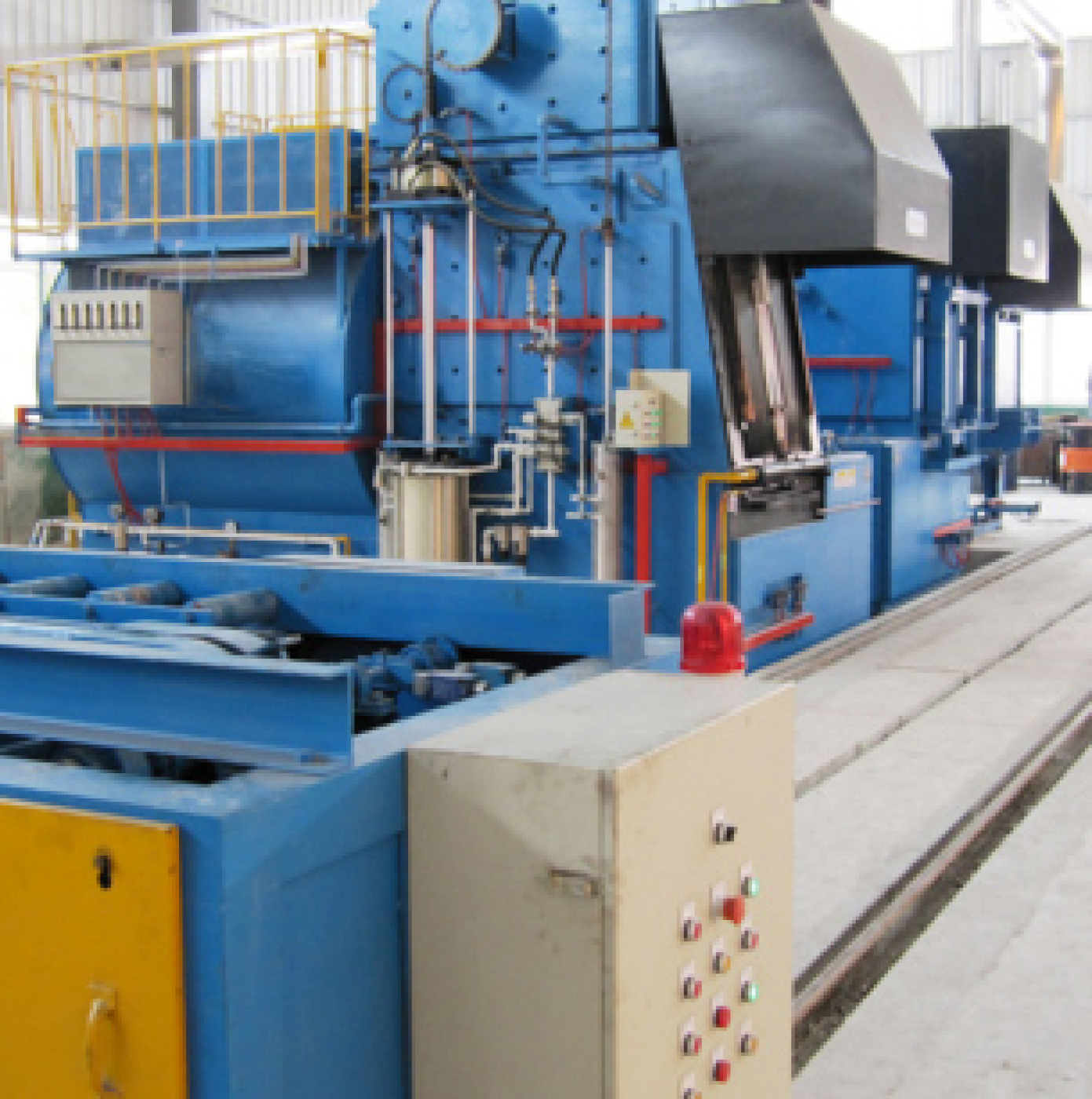 Well type carburizing furnace